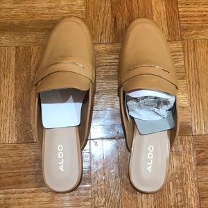NIB a pair of tan loafer mules clogs